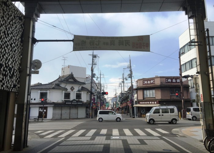1.岸和田駅西口を降りて、商店街をまっすぐ進みます。
